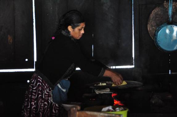 Preparando quesadillas na região de Comitan, em Chiapas, no sul do México, fronteira com Guatemala